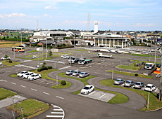 広いコースで、教習ものびのびと運転技術を学べます。